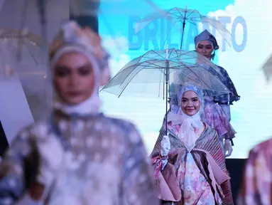 Model membawakan busana pada acara Palembang Fashion Week (PFW) 2019 di Palembang Icon, Sumsel, Minggu (10/3). Pagelaran PFW yang digelar ke enam kalinya menampilkan 10 karya desainer lokal yang mengusung tema URBANATION. (Liputan6.com/Fery Pradolo)