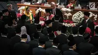 Ketua Pengadilan Tinggi DKI Jakarta Syahrial Sidik bersiap memimpin sumpah bagi anggota DPRD DKI Jakarta yang terpilih dalam Pemilu 2019 di Gedung DPRD DKI Jakarta, Senin (26/8/2019). Sebanyak 106 anggota DPRD DKI Jakarta 2019-2024 resmi dilantik hari ini. (Liputan6.com/Faizal Fanani)