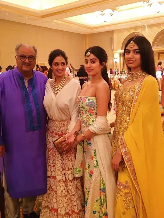Begini potret Sridevi dan keluarganya saat menghadiri sebuah acara. Sama seperti sang ibu, kedua putrinya punya wajah yang cantik. (Foto: instagram.com/sridevi.kapoor)