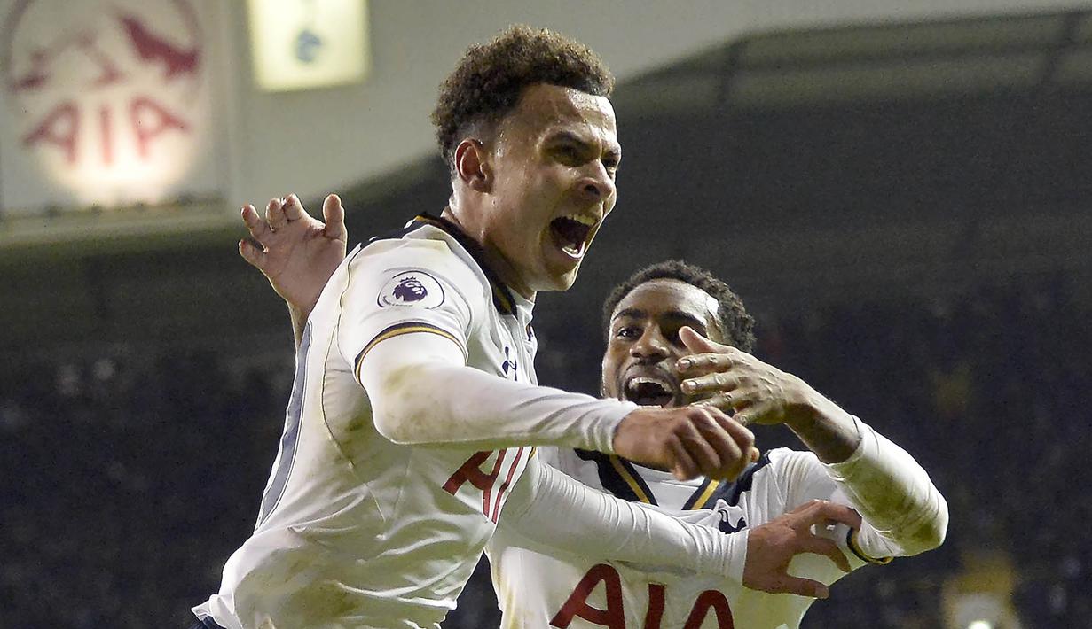 Gelandang Tottenham, Dele Alli, merayakan gol yang dicetaknya ke gawang Chelsea pada laga Liga Inggris di Stadion White Hart Lane, Inggris, Rabu (4/1/2017). Tottenham menang 2-0 atas Chelsea. (EPA/Hannah McKay)