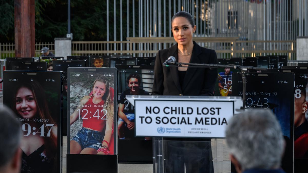 Meghan Markle Berbusana Serba Hitam, Bawa Pesan Bahaya Perundungan Online