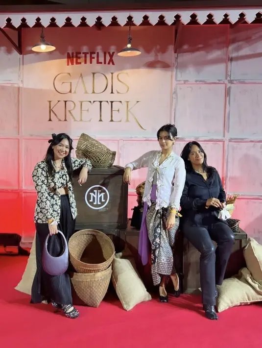 Eva Celia hadir mengenakan kebaya encim putih dipadukan obi ungu dan bawahan kain batik lilitnya. Serta flat shoes hitam. [@evacelia]