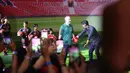 Legenda Manchester United, Ryan Giggs bersiap memulai sesi interaksi bersama para fans berupa tantangan menendang dan menimang bola dalam acara peluncuran kartu kredit Maybank yang berkolaborasi dengan Manchester United di Jakarta Convention Center (JCC), Senayan, Jakarta, Sabtu (18/5/2024). (Bola.com/M Iqbal Ichsan)