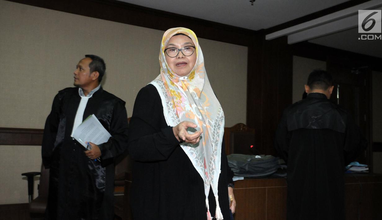 Mantan Menkes, Siti Fadilah Supari usai menjalani sidang perdana PK di Pengadilan Tipikor, Jakarta, Kamis (31/5). Sebelumnya, Siti dinyatakan terbukti menyalahgunakan wewenang pengadaan alat kesehatan (alkes). (Liputan6.com/Helmi Fithriansyah)