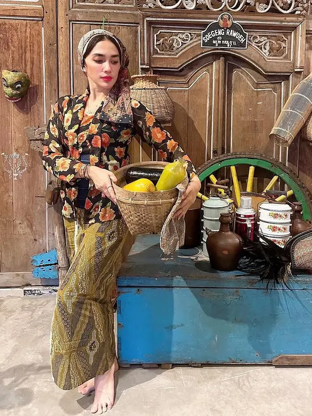 Gaya Ussy Sulistiawaty Dibalut Kebaya