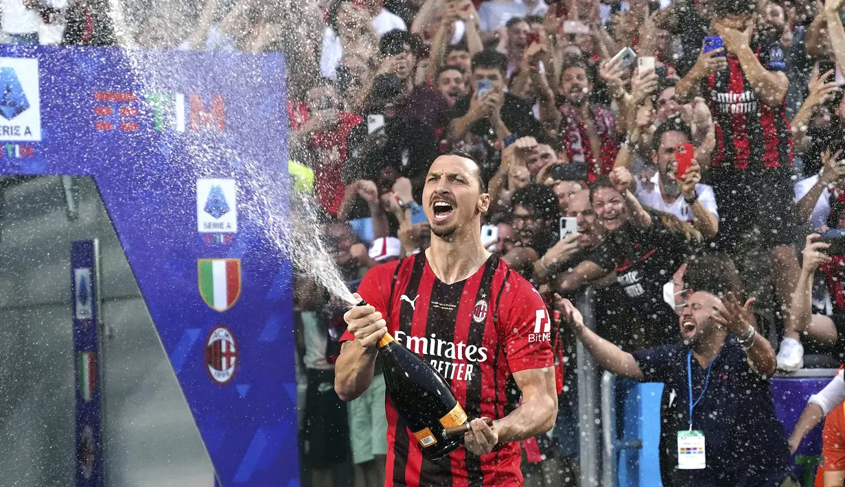 Pemain AC Milan Zlatan Ibrahimovic merayakan kemenangan atas Sassuolo pada pertandingan sepak bola Liga Italia di Stadion Mapei Reggio Emilia, Italia, 22 Mei 2022. AC Milan juara Liga Italia usai mengalahkan Sassuolo dengan skor 3-0. (Spada/LaPresse via AP)