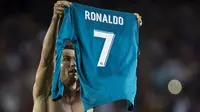 Aksi Cristiano Ronaldo membuka baju berujung kartu kuning saat melawan Barcelona pada leg pertama Piala Super Spanyol di Camp Nou stadium., (13/82017). Leg kedua di Madrid Ronaldo tak bisa tampil karena kartu merah. (AFP/STRINGER)