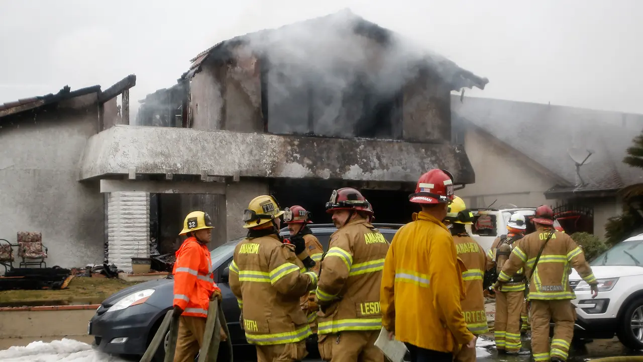Pesawat Cessna Tabrak Rumah Warga di California