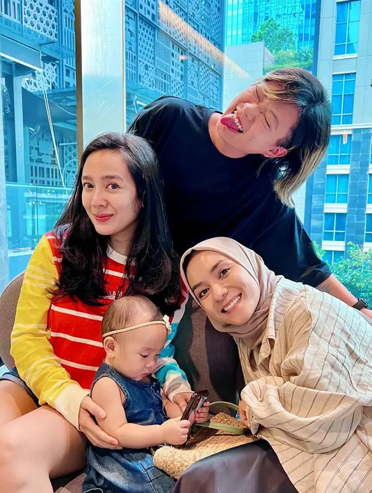 "Pokoknya kemarin happy banget berbunga bunga yaaaa, ternyata hidup itu ada warnanya yaa @dea_ananda @leonyvh," tutup penyanyi kelahiran Lampung 39 tahu silam ini. [Instagram/dea_ananda]