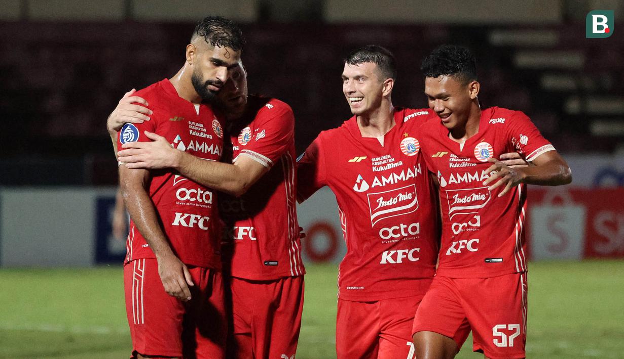 Para pemain Persija Jakarta merayakan gol ketiga ke gawang Dewa United yang dicetak Abdulla Yusuf Helal (kiri) melalui eksekusi penalti dalam laga pekan ke-16 BRI Liga 1 2022/2023 di Stadion Sultan Agung, Bantul, Yogyakarta, Selasa (20/12/2022) malam WIB. (Bola.com/Ikhwan Yanuar)