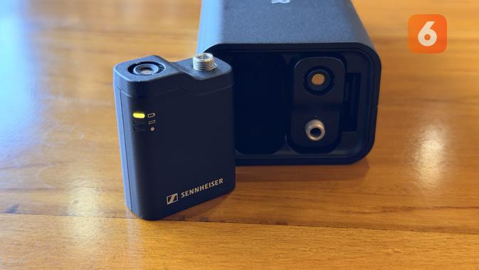 Dua mikrofon nirkabel di Sennheiser Profile Wireless. (Liputan6.com/ Yuslianson)