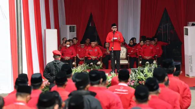 Sekjen PDIP Hasto Kristiyanto dalam amanatnya saat memimpin Upacara Pengibaran Bendera Merah Putih dalam rangka Hari Lahir Pancasila, Senin (1/6/2026).