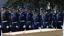 Pasukan penjaga kehormatan bersiap melakukan upacara penghormatan jenasah korban jatuhnya pesawat Malaysia Airlines MH-17 di Bandara Kharkiv, (23/7/2014). (REUTERS/Gleb Garanich)