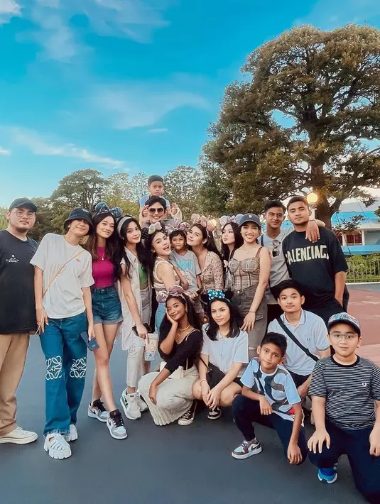 Setelah Arhan dan Azizah resmi menikah, keduanya mengagendakan jalan-jalan di Disneyland. Fuji turut ikut dalam rangkaian jalan-jalan ke Disneyland. Wajah Fuji sangat bahagia bisa ikut dalam rombongan ini. (Liputan6.com/IG/fuji_an)