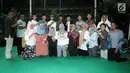 Menpora Imam Nahrawi (tengah-belakang) bersama atlet cabang dayung berfoto usai buka puasa bersama di Jakarta, Senin (28/5). Acara tersebut dihadiri atlet pelatnas Asian Games 2018 dan para mantan atlet peraih medali. (Liputan6.com/Helmi Fithriansyah)