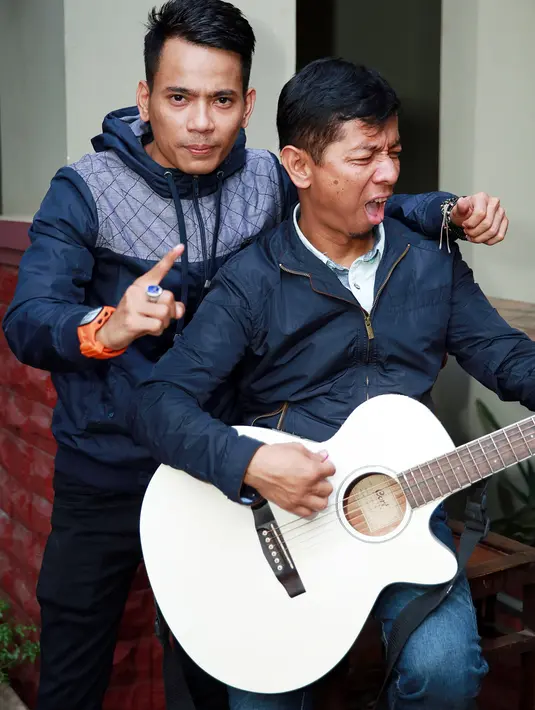 "Woi ngomong apaan lo. Lo ngomong apaan tadi. Lo tahu enggak itu lagu siapa? Itu lagu gue," ujar pria itu kepada Aris. (Deki Prayoga/Bintang.com)
