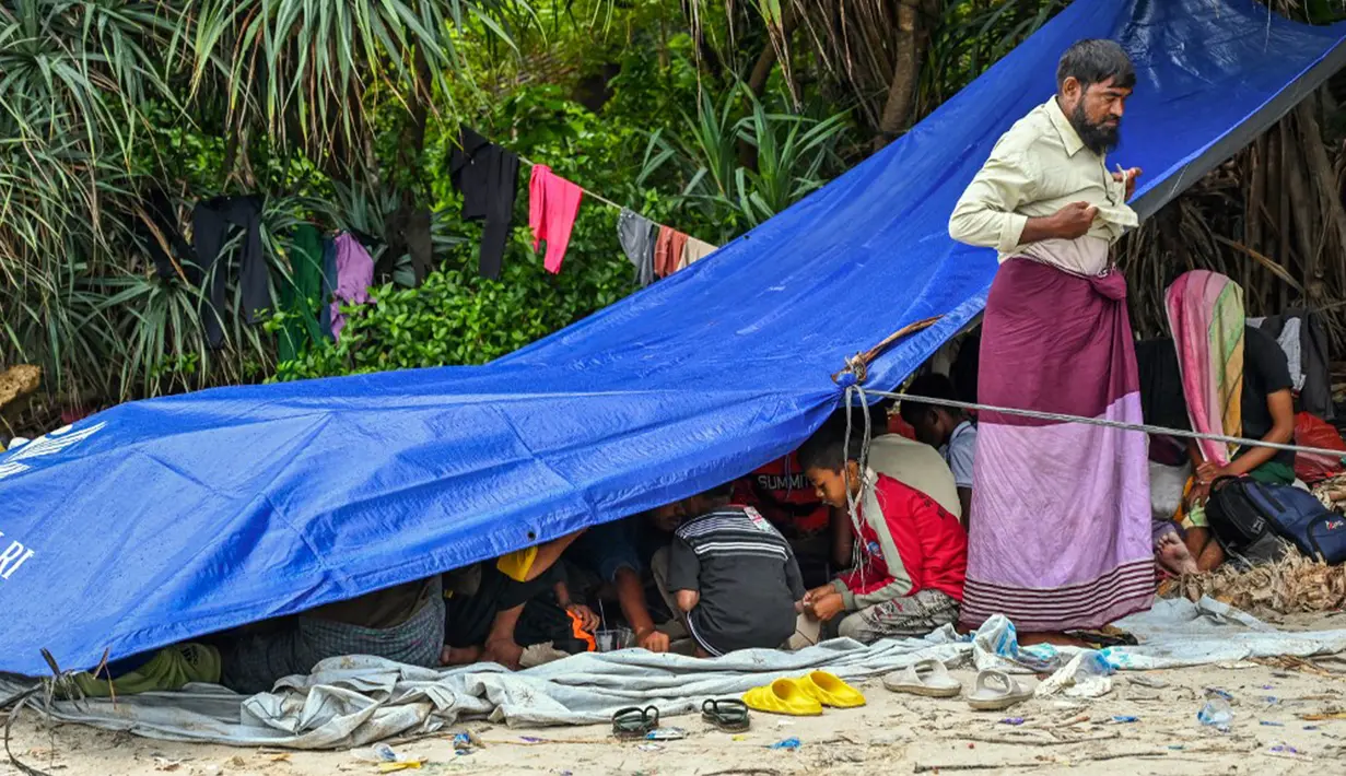 Sebelumnya pada Selasa 21 November 2023 lalu, sekitar 200 warga Rohingya juga mendarat di Sabang. Mereka kini telah di bawa ke lokasi penampungan di bekas Kantor Imigrasi Lhokseumawe. (CHAIDEER MAHYUDDIN/AFP)
