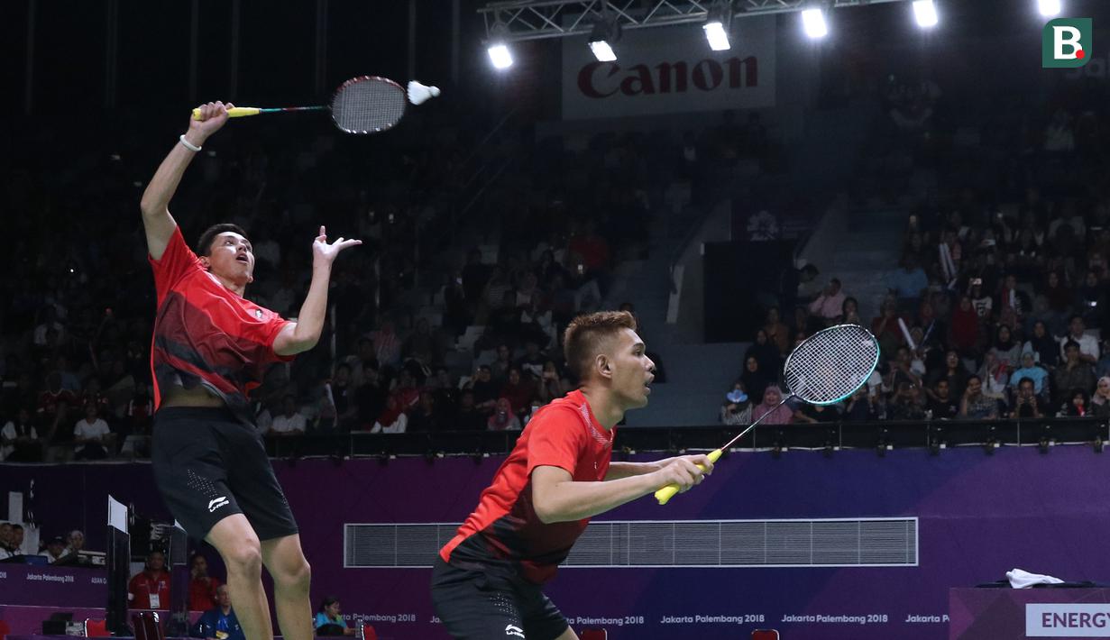Ganda putra Indonesia, Fajar Alfian/M Rian Ardianto mengembalikan kok ke arah pemain India, Manu Attri/Sumeeth Reddy Buss pada perempat final Bulutangkis Beregu Putra Asian Games 2018 di Jakarta, Senin (20/8). (Liputan6.com/Helmi Fithriansyah)