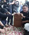 Ashanty baru saja ditinggal sang bunda untuk selama-lamanya. Sang ibunda, Ratu Farida Danan Siddik binti Abdullah Siddik meninggal pada Minggu (6/11) pukul 16.30 WIB, dalam usia 72 tahun. (Galih W. Satria/Bintang.com)