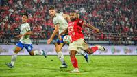 Duel Bali United versus Persib Bandung pada lanjutan BRI Liga 1 2023/2024 di Stadion Kapten I Wayan Dipta, Gianyar, Senin (18/12/2024). (Bola.com/Alit Binawan)