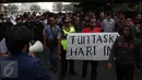 Mahasiswa Trisakti membawa spanduk bertuliskan “Tuntaskan hari ini" saat aksi menutup Jalan Kyai Tapa, Jakarta Barat, Jumat (2/9). Aksi itu mendesak penyelesaian kisruh masalah internal antara rektorat dengan yayasan kampus. (Liputan6.com/Johan Tallo)