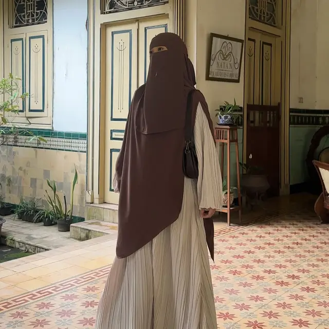 6 Model Gamis Cadar Tinandrose Istri Fiki Naki, Anggun dan Inspiratif