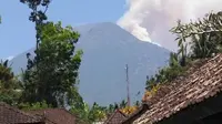 Status Gunung Agung yang terletak di Kabupaten Karangasem, Bali, naik dari Waspada (Level II) ke Siaga (Level III), pada Senin malam, 18 September 2017. (Foto: Istimewa/BNPB)