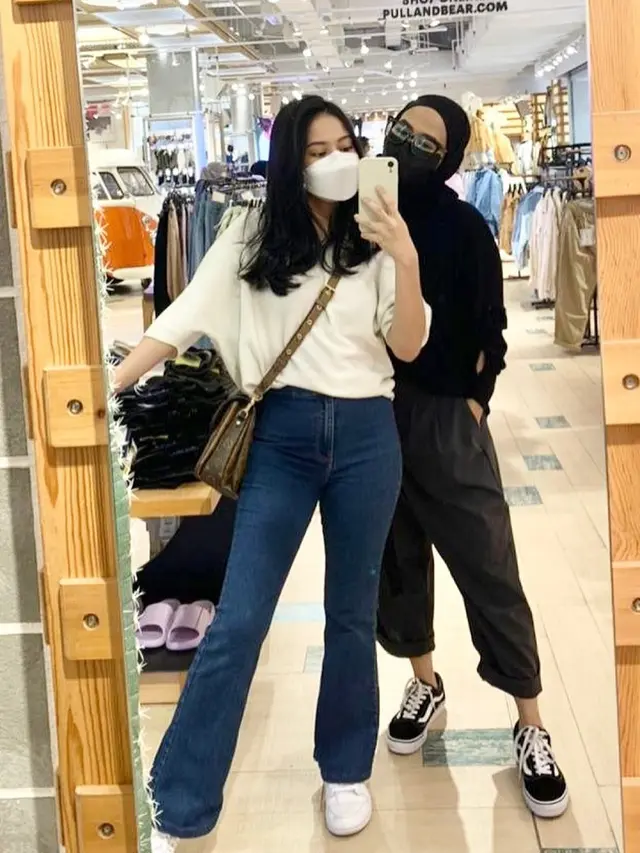 6 Gaya OOTD Trinil Moeby Ibu Hanggini, Tak Kalah Kece dari Sang Anak