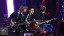 Aksi Bastian Steel (tengah) saat tampil di The Biggest Concert di Studio 6 Emtek City, Jakarta, Rabu (26/10). The Biggest Concert  Aliando Syarief bertemakan "Magicaliando". (Liputan6.com/Herman Zakharia)