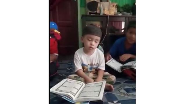 6 Potret Menahan Kantuk Ini Kocak, Ada yang Menguap Lebar