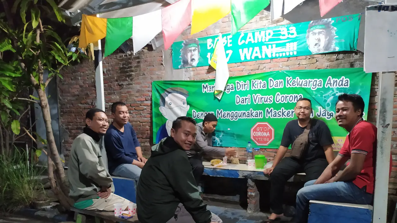Dilarang mudik, warga Gresik ronda bareng. (Dian Kurniawan/Liputan6.com)
