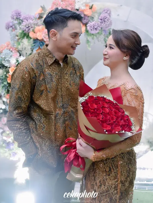 Reiner Manopo dan Adisty Juniar memang sempat mencuri perhatian usai go publik hingga memutuskan lamaran. Pernikahan keduanya berlangsung meriah dan penuh kebahagiaan. (FOTO: instagram.com/adistyjuniar/)