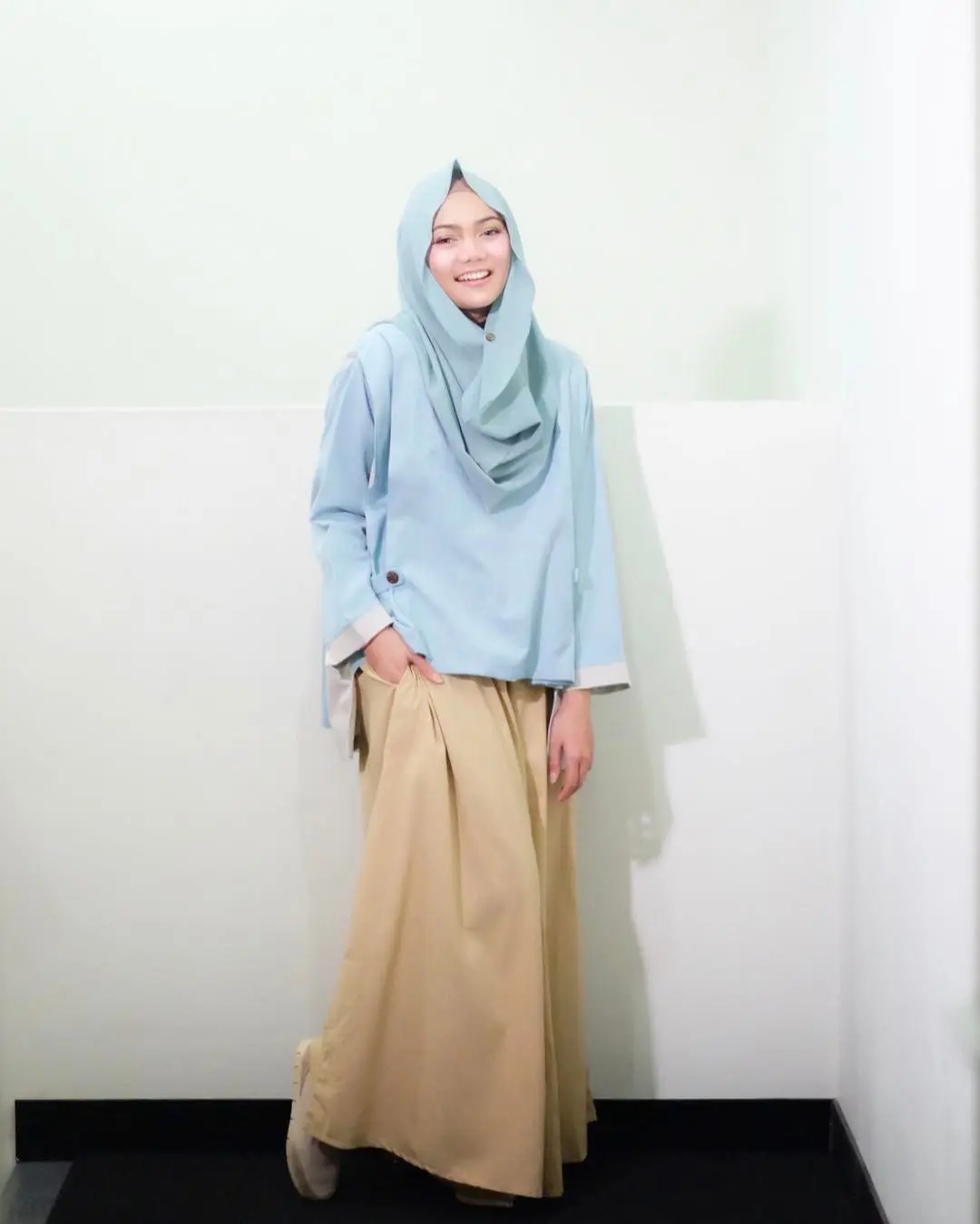 mix and match busana hijab ala Rina Nose. (sumber foto: @rinanose16/instagram)