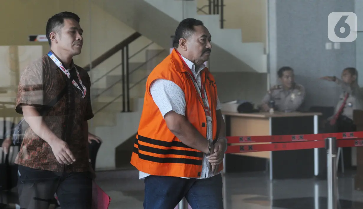 Kontraktor yang merupakan tersangka penyuap Bupati Indramayu, Carsa tiba untuk menjalani pemeriksaan di Gedung KPK, Jakarta, Rabu (18/12/2019). Carsa diperiksa sebagai saksi untuk tersangka Bupati Indramayu nonaktif, Supendi. (merdeka.com/Dwi Narwoko)