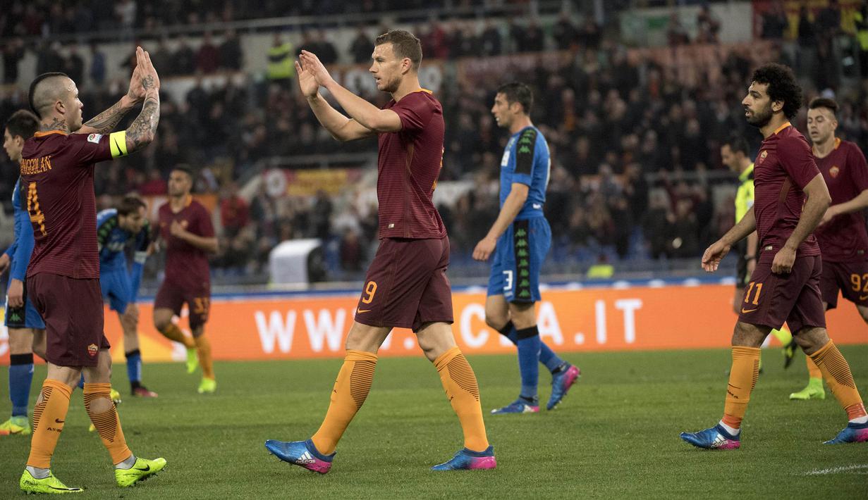 Striker AS Roma, Edin Dzeko, bersama Radja Nainggolan merayakan gol yang dicetaknya ke gawang Sassuolo pada laga Serie A di Stadion Olimpico, Roma, Minggu (19/3/2017). Dzeko menjadi top scorer Serie A dengan 29 gol. (EPA/Claudio Peri)