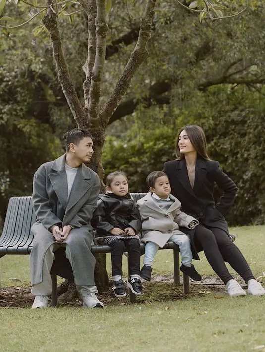 Masih dengan warna monokrom, Raditya mengenakan long coat abu-abu dipadukan celana dan kaos warna senada. Anissa mengenakan coat hitam serasi dengan celana dan sneaker putih. [@anissaaziza]