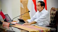 Presiden Joko Widodo (Jokowi) menyampaikan arahan terkait evaluasi PPKM saat memimpin rapat terbatas dari Bandar Udara Internasional Sultan Aji Muhammad Sulaiman, Kalimantan Timur, Senin (31/1/2022). (Dok Sekretariat Kabinet RI)