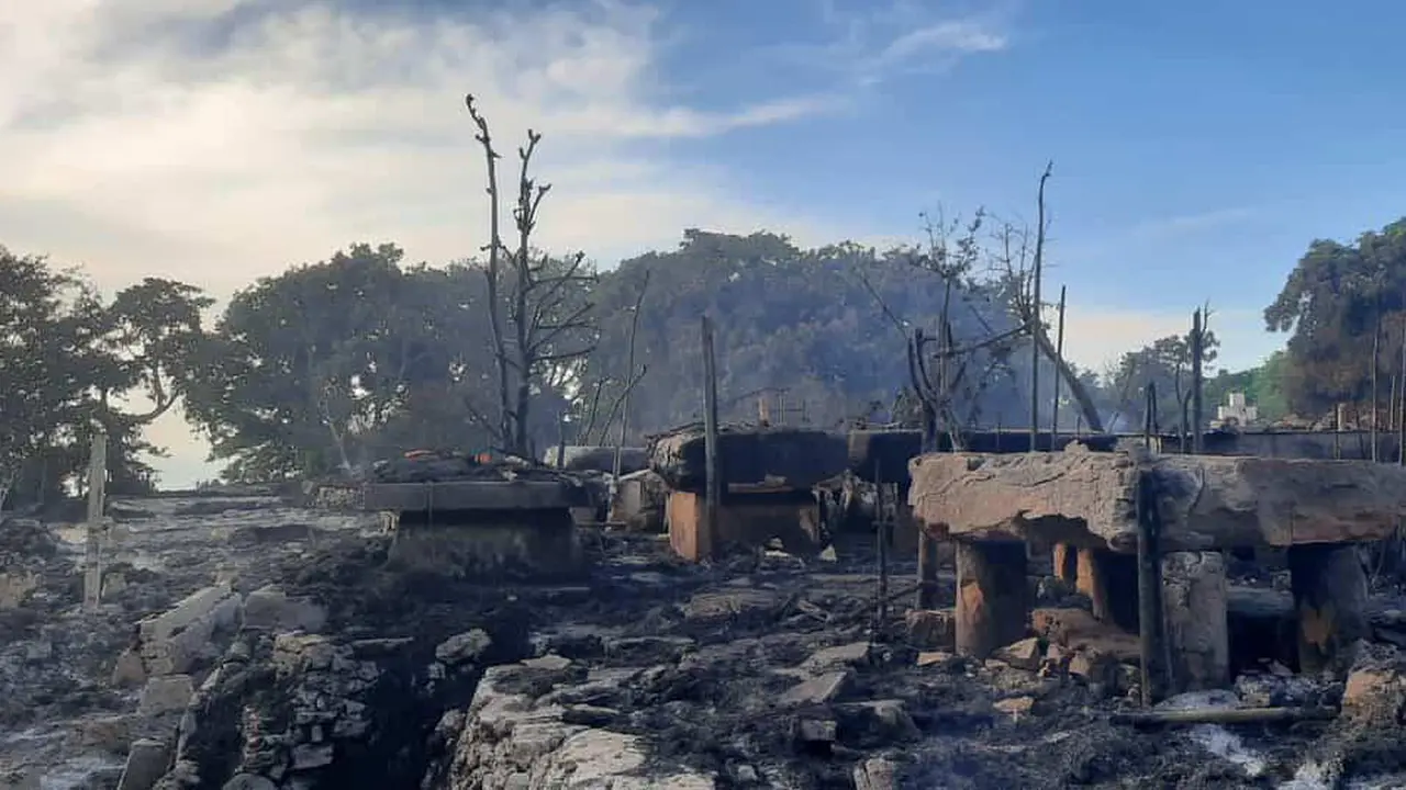 Rumah adat di Kampung Waruwora-Lamboya NTT Terbakar