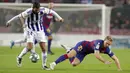 Gelandang Barcelona, Frenkie de Jong, terjatuh saat berebut bola dengan pemain Real Valladolid, Joaquin Fernandez, pada laga La Liga 2019 di Stadion Camp Nou, Selasa (29/10). Barcelona menang 5-1 atas Real Valladolid. (AP/Joan Monfort)