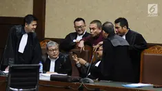 Gubernur non-aktif Aceh Irwandi Yusuf  berbincang dengan kuasa hukumnya saat menjalani sidang lanjutan di Pengadilan Tipikor, Jakarta, Senin (18/3). Sidang lanjutan dengan agenda pemeriksaan terdakwa dan saksi. (Liputan6.com/Herman Zakharia)