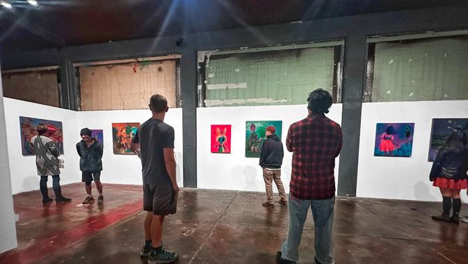 Gaya Surealis Pop Unik Antar Pelukis Banyuwangi ke Pameran Global