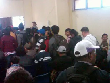 Citizen6, Papua Barat: Ruang tunggu bandara yang hanya 5 x 7 meter tidak cukup menampung semua penumpang dikala hujan mengguyur Kota Manokwari. (Pengirim: Zainudin).