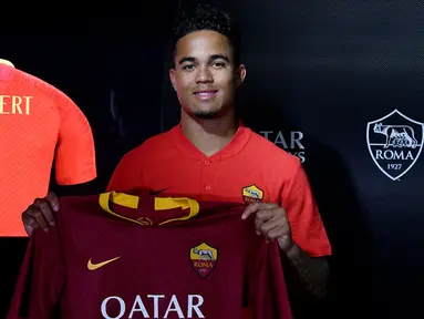 Pemain baru AS Roma, Justin Kluivert, saat diperkenalkan ke publik di Trigoria, Roma, Jumat (22/6/2018). Dirinya didatangkan dengan harga 17,25 juta euro dari Ajax Amsterdam. (Laman Resmi AS Roma)