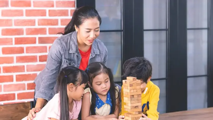 Seorang ibu bersama tiga anaknya (Foto Dok: Freepik/user6873431)