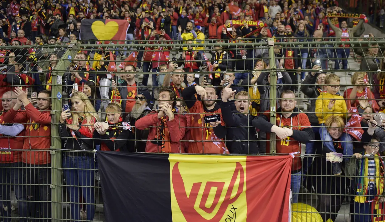 Pendukung Belgia merayakan kemenangan setelah pertandingan melawan San Marino pada Grup I Kualifikasi Piala Eropa 2020 di Stade Roi Baudouin, Brussels (10/10/2019). Belgia menang telak 9-0 atas San Marino. (AFP Photo/Yorick Jansens)