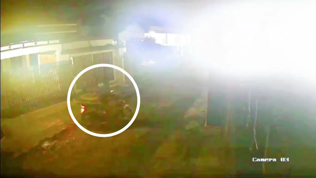 Tangkapan layar rekaman CCTV pencurian empat sepeda motor di Kecamatan Tanjung Senang, Bandar Lampung. Foto : (Istimewa).