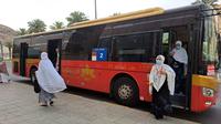 Sejumlah jemaah calon haji turun dari bus shalawat yang mengantar mereka dari hotel menuju Masjidil Haram, Makkah, Minggu (26/6/2022). Saat puncak ibadah haji, bus shalawat akan berhenti beroperasi selama 10 hari. (Liputan6.com/Mevi Linawati)