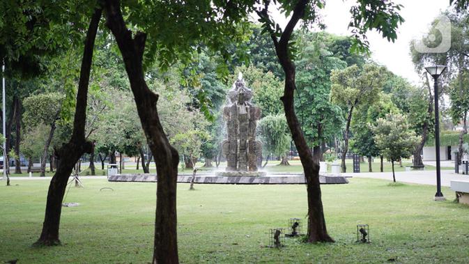 Suasana Taman Lapangan Banteng yang tutup di Jakarta, Minggu (20/9/2020). Seluruh taman kota dan hutan kota ditutup kembali untuk sementara terkait pemberlakuan PSBB total di Jakarta guna menekan penyebaran virus covid-19. (Liputan6.com/Immanuel Antonius)