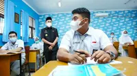 Gubernur Riau Syamsuar meninjau pembelajaran tatap muka terbatas di Pekanbaru. (Liputan6.com/Diskominfo Riau)