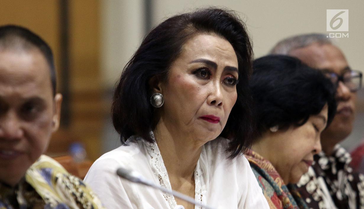 Ketua Pansel Capim KPK Yenti Garnasih memberikan paparan saat Rapat Dengar Pendapat Umum (RDPU) dengan Komisi III DPR di Kompleks Parlemen, Jakarta, Senin (9/9/2019). Rapat terkait dengan dimulainya uji kelayakan dan kepatutan atau fit and proper test capim KPK. (Liputan6.com/Johan Tallo)